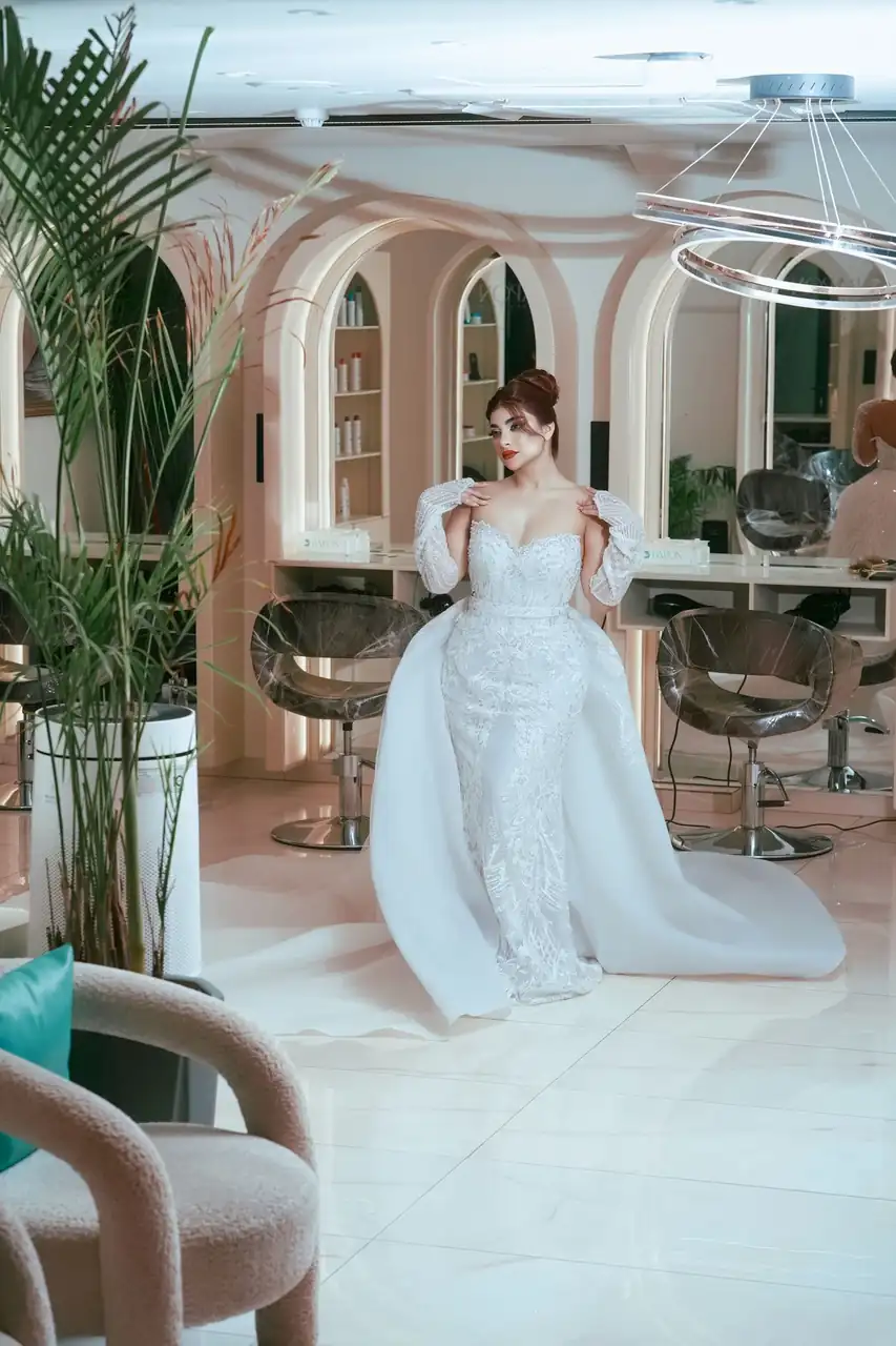 Elegante Braut in einem luxuriösen Salon