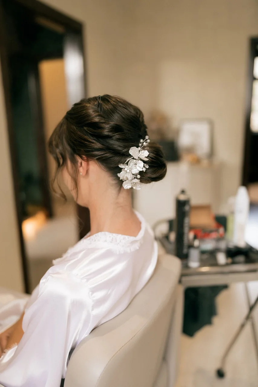 Elegante Brautfrisur mit Blumen