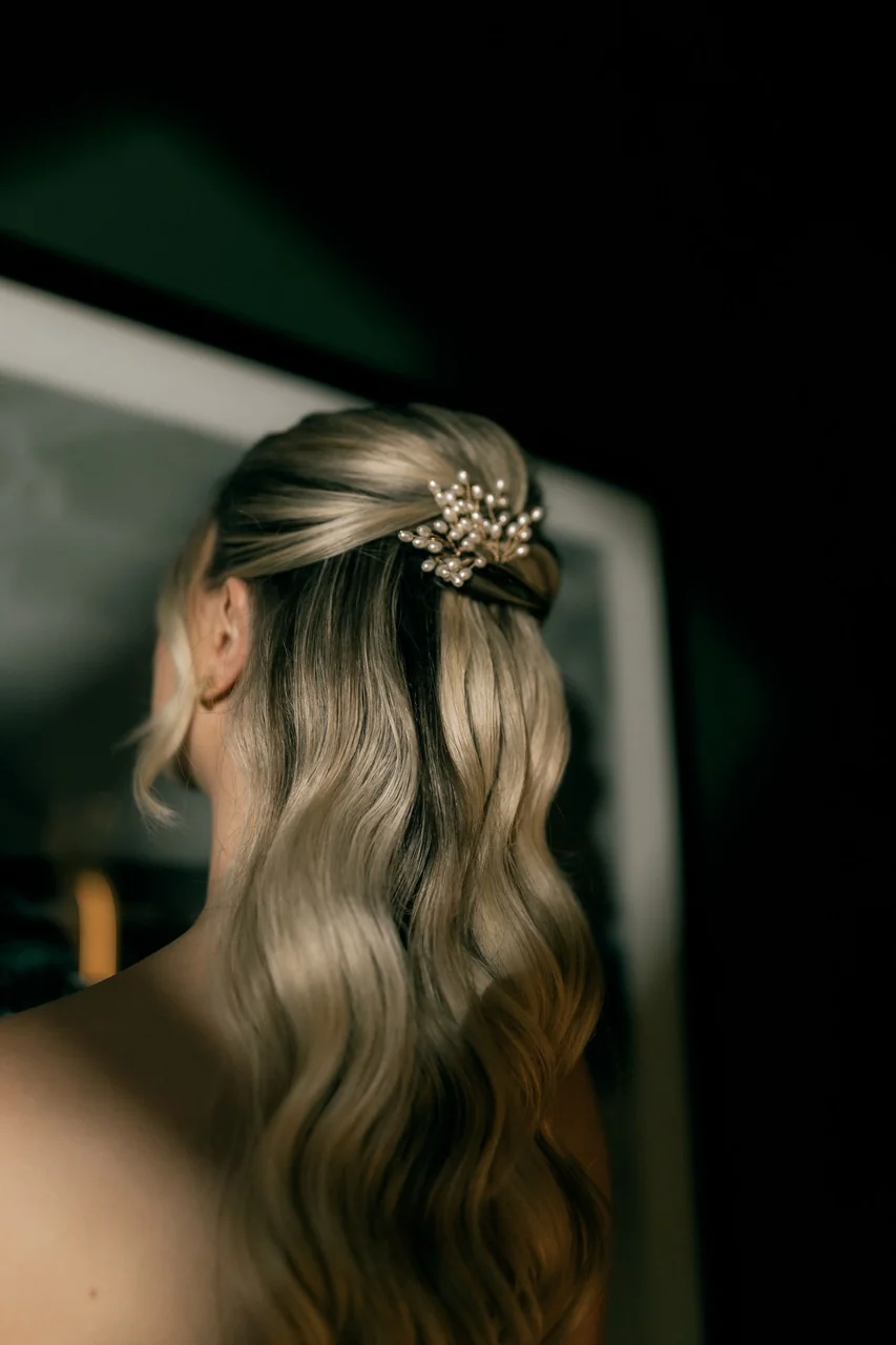 Brautstyling mit Perlen